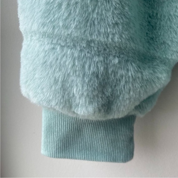 Steve Madden Green Crew Neck Sweater Soft Plush Texture - Picture 6 of 7